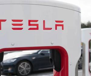 Extienden investigación a Tesla por colisiones con vehículos de emergencia