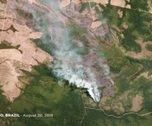 Esta foto del folleto recopilada por un satélite de ©2019 Planet Labs, Inc el 20 de agosto de 2019 muestra humo e incendios en el estado brasileño de Mato Grosso.