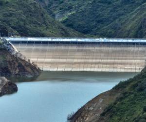 Fotografía dearchivo en donde se ve el embalse Mazar, en la provincia del Azuay (Ecuador). EFE/ Robert Puglla