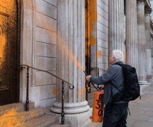 Activistas ecologistas pintan de naranja edificios emblemáticos de Londres
