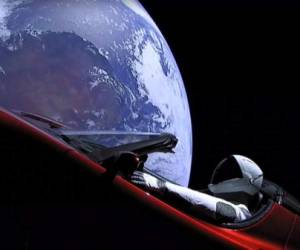 Starman, el maniquí dotado de un traje espacial desarrollado por SpaceX y la NASA, tras el volante del Tesla Roadster color 'rojo cherry' que fue puesto en órbita en el vuelo de prueba del Falcon Heavy. El vehículo era el auto personal de Elon Musk.