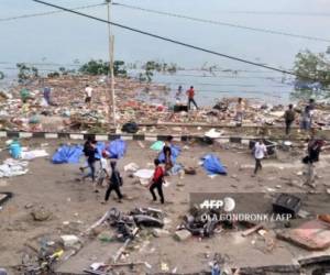 La mayoría de víctimas se registraron en Palu, una ciudad de 350.000 habitantes en la costa oeste de Célebes, Indonesia. Los coches destrozados diseminados por la zona reflejaban la violencia con la que la ola, de 1,5 metros de altura que golpeó la localidad.