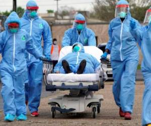 Marzo, 2020: Una persona en Houston es llevada para ser examinada si es positivo Covid-19. (AP Photo/David J. Phillip)