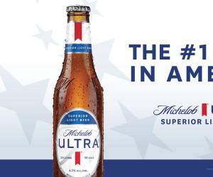 <i>Cartel cedido por la cervecería Anheuser-Busch donde se muestra una botella de la cerveza Michelob Ultra que pasó a ser la cerveza más vendida en EE.UU.. EFE/Anheuser-Busch</i>