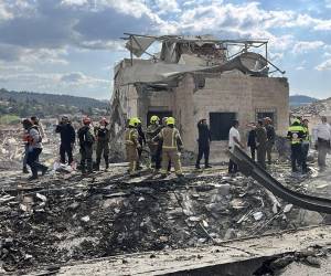 <i>Ocho personas murieron este domingo tras el impacto de un misil iraní en la localidad israelí de Beit Shemesh, cerca de Jerusalén, según la última información del servicio de búsqueda y rescate israelí Zaka, en un ataque que ha provocado también 28 heridos. EFE/MDA</i>