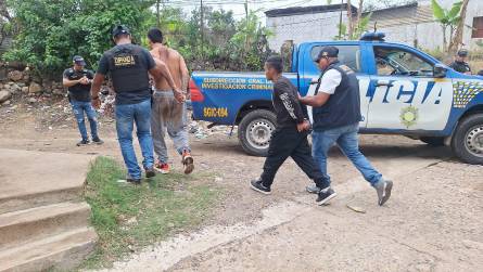 <i>La medida especiales permite el despliegue combinado de agentes policíacos y del Ejército de Guatemala, un esfuerzo conjunto que elevó la capacidad operativa y facilitó el abordaje diario de unidades del transporte público para resguardar a la población. Foto de cortesía</i>