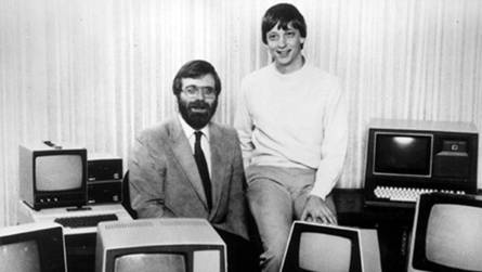 <i>Fotografía cedida por Microsoft donde aparecen sus cofundadores Bill Gates (d) y Paul Allen posando rodeados de ordenadores en el año 1975. Microsoft cumple 50 años este viernes, en su medio siglo la empresa ha pasado de tener dos empleados -sus fundadores Bill Gates y Paul Allen-, a más de un cuarto de millón de trabajadores en todo el mundo y una capitalización bursátil de 2,9 billones de dólares. EFE/Microsoft.</i>