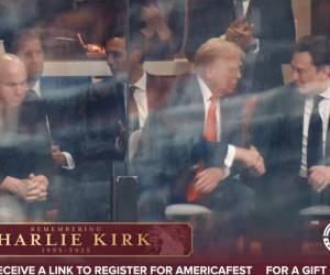 <i>Captura de pantalla tomada de Turning Point Usa en la que aparece el presidente de Estados Unidos, Donald Trump (c) estrechando la mano de Elon Musk este domingo, en Glendale (Estados Unidos). Trump y Musk se reencontraron públicamente en el funeral de Charlie Kirk, activista ultraconservador asesinado el pasado 10 de septiembre, casi tres meses después de su confrontación pública. EFE/ Turning Point Usa </i>