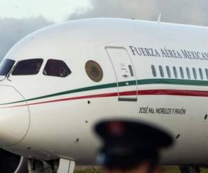 El presidente de México, Andrés Manuel López Obrador, planteó este viernes la posibilidad de rifar el lujoso avión presidencial que rechazó usar al asumir su mandato, con la venta de seis millones de boletos con un costo de 500 pesos (unos US$25) cada uno.