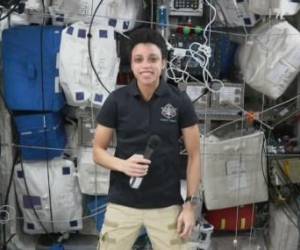 En esta captura de pantalla proporcionada por AFPTV el 9 de agosto de 2022, la astronauta estadounidense Jessica Watkins habla durante una entrevista desde el módulo Columbus de la Estación Espacial Internacional. Si tuvieras que elegir, ¿qué preferirías: ir a la Luna o a Marte? Esta pregunta, puramente teórica para la gran mayoría de las personas, resuena de manera diferente para Jessica Watkins, astronauta de la NASA. A sus 34 años, la estadounidense tiene toda su carrera por delante y muy bien podría ser una de las primeras mujeres en pisar la Luna, en los próximos años.