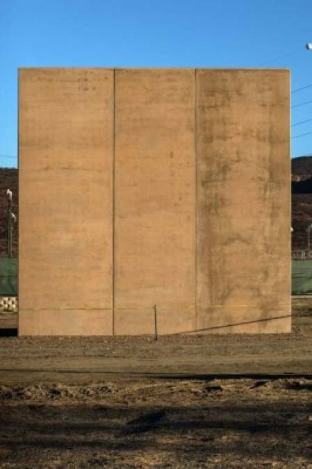 Los prototipos del muro de Trump ya se levantan en el desierto