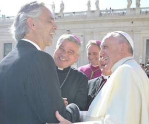 Francisco saludó al tenor Andrea Boccelli en el Vaticano, antes de iniciar su gira a Sudamérica. (Foto: Agencias)