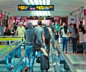 Imagen que muestra a pasajeros buscando su próximo vuelo. FOTO REFERENCIA