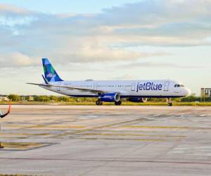 JetBlue, que se ha caracterizado por ofrecer internet gratuito en sus vuelos mediante su alianza con Viasat y sus satélites geoestacionarios, no abandonará ese acuerdo. Foto de archivo