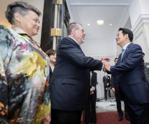 <i>El presidente taiwanés, William Lai (c-d), recibe a su homólogo de Guatemala, Bernado Arévalo (c-i), en la Oficina Presidencial de Taipéi.. Bernado Arévalo expresó este jueves su voluntad de llevar las relaciones con Taiwán a un nuevo nivel, mediante la profundización de la alianza económica y comercial entre ambos territorios, en el marco de su primera visita oficial a la isla. EFE/ Wang Yu Ching/oficina Presidencial De Taiwán </i>