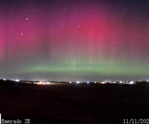 <i>Captura de pantalla cedida por la Red Meteorológica Agrícola de Dakota del Norte (Ndawn) que muestra la aurora boreal aparecida el 11 de noviembre de 2025 en el norte del estado de Dakota del Norte (EE.UU). Las tormentas geomagnéticas, conocidas más popularmente como 'tormentas solares', son responsables de las amables y espectaculares auroras boreales, y raramente son causantes de daños importantes sobre infraestructuras en la tierra, aunque las más severas activan alertas para prevenir y mitigar los riesgos. EFE/ Ndawn</i>