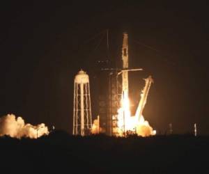 Un cohete SpaceX Falcon 9, que transporta a los astronautas de la misión Crew-2, despega del complejo de lanzamiento 39A en el Centro Espacial Kennedy en Florida el 23 de abril de 2021. SpaceX lanzó su tercera tripulación a la Estación Espacial Internacional una hora antes del amanecer del viernes, reciclando un cohete y una nave espacial por primera vez. La misión Crew-2, la primera en la que participó un europeo, despegó del Centro Espacial Kennedy en Florida a las 5:49 am hora del este (0949 GMT).