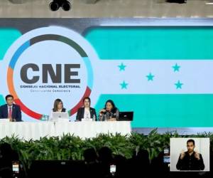 La Cadena Nacional fue presidida por la presidenta consejera del Consejo Nacional Electoral (CNE), Ana Paola Hall, junto a los otros dos representantes del ente electoral Marlon Ochoa y Cossette López. CAPTURA PANTALLA DE CADENA NACIONAL.