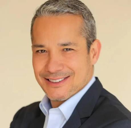 El consumidor de esta región <b>dejó de ser un espectador tímido</b> y hoy confía sus compras más cotidianas del hogar a las pantallas, asegura Armando Uriegas, Presidente de NielsenIQ (NIQ) América Latina.