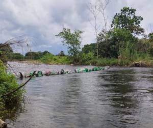 Instalan barreras flotantes para atrapar desechos en el río de Panamá