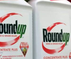 (FILES) In this file photo taken on July 9, 2018, customer Gary Harms shops for Roundup products at a store in San Rafael, California. - Shares in German chemicals and pharmaceuticals giant Bayer plunged as markets opened on March 20, 2019, after a second US jury ruled that blockbuster pesticide Roundup -- made by recently-acquired Monsanto -- causes cancer. (Photo by JOSH EDELSON / AFP)