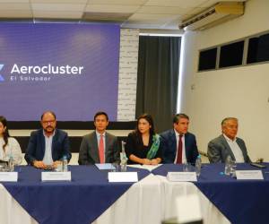 Firman acuerdo para promover los servicios aeronáuticos en El Salvador