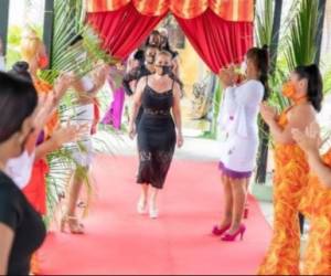 Un grupo de privadas de libertad presentó ante la titular del Ministerio de Gobierno, Janaina Tewaney Mencomo, la colección de vestidos Tropical Flowers by Integrarte.