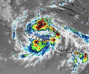 Tormenta Julia suma cuatro muertos y avanza en el Pacífico