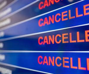 <i>Ante la fragilidad de la situación internacional, se recomienda a los viajeros verificar el estado de cada vuelo con la aerolínea directamente antes de salir hacia el aeropuerto. (Foto: EFE)</i>