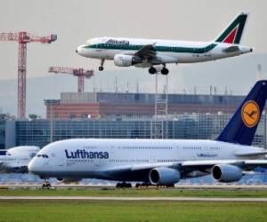 La foto del 26 de septiembre de 2011 muestra un avión de Alitalia en el aeropuerto de Frankfurt am Main, donde aparece un Airbus A380 de Lufthansa. AFP PHOTO / dpa / Marc TIRL / Germany OUT
