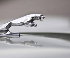 El fabricante británico Jaguar Land Rover, perteneciente al indio Tata Motors, indicó el lunes que planea 'reinventarse'. Y se comprometió el lunes a invertir cerca de US$3.400 millones por año, sobre todo en el sector eléctrico.