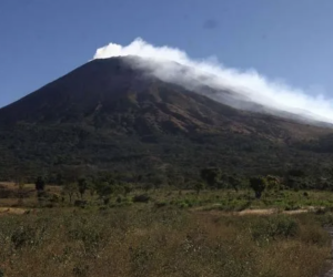 El Salvador: Volcán de San Miguel expulsa cenizas y gases