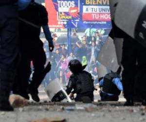 Estudiantes seguidores de la Alianza de Oposición afectaron el primer día de clases en la Universidad Nacional Autónoma de Honduras (UNAH), que dejó como resultados varios detenidos y heridos. / AFP PHOTO / ORLANDO SIERRA