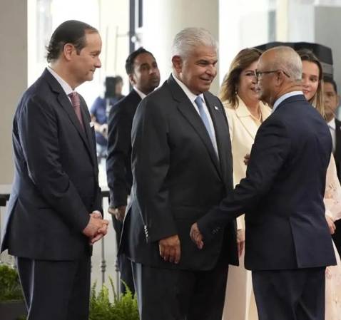 <i>El presidente de Panamá, José Raúl Mulino (c), saluda al secretario general de la Organización de los Estados Americanos (OEA), Albert Ramdin (d), a su llegada a los actos conmemorativos del Bicentenario del Congreso Anfictiónico este lunes, en Ciudad de Panamá (Panamá). EFE/ Aris Mariota</i>