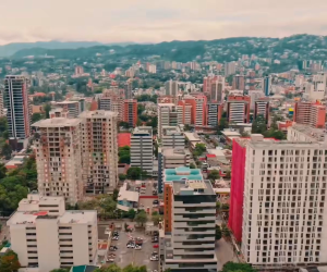 <i>El crecimiento económico de Guatemala, sostenido en un rango de entre 3,5 % y 4 %, ha sido respaldado en gran medida por el fuerte flujo de remesas, que en 2025 alcanzaron el 21 % del PIB. Foto de cortesía</i>