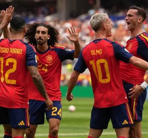 Fabian Ruiz, de España (d), celebra con sus compañeros tras marcar el gol de apertura 1-0 durante el partido de cuartos de final del Mundial de la FIFA 2026. EFE/EPA/SCOTT STRAZZANTE