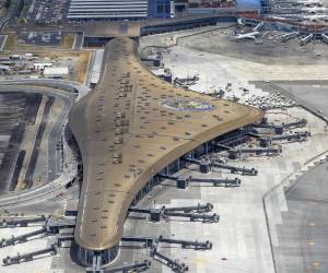 <i>La alta puntualidad y eficiencia operativa de aeropuertos en Panamá y El Salvador impulsan turismo, inversión y logística, consolidando a Centroamérica como un hub estratégico en las Américas. (Foto: E&amp;N)</i>