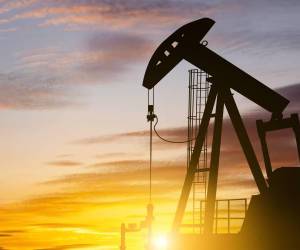 Petróleo sube 4% tras advertencias de escasez de suministro