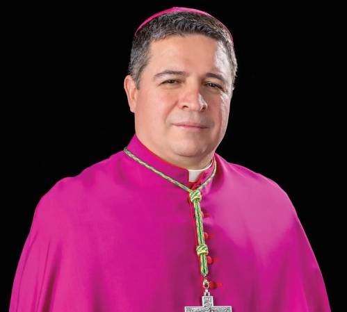Fotografía divulgada por la Arquidiócesis Católica Romana de Washington donde aparece el hasta ahora obispo auxiliar en Washington, Evelio Menjívar Ayala. (EFE/ Paul Fetters/ Arquidiócesis Católica Romana De Washington)