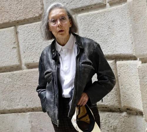<i>La canadiense Anne Carson ha ganado el Premio Nobel de Literatura 2026 por su obra audaz e inventiva que, en diálogo lúdico con la tradición clásica, ha creado nuevas formas para la literatura contemporánea, anunció la Academia Sueca. EFE/Toni Albir</i>