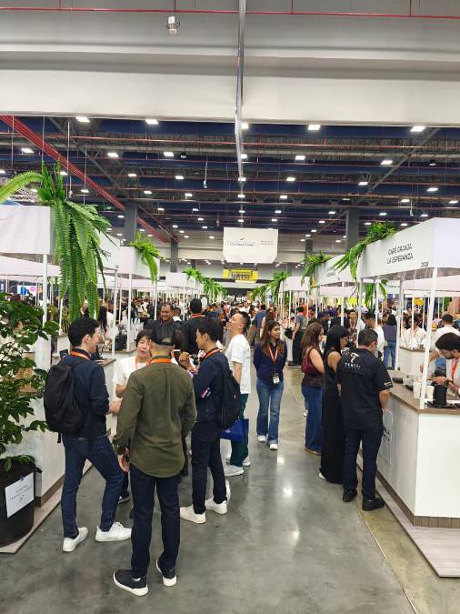 <i>Conferencias, talleres, exposiciones, catas, el evento espera hacia el final de su desarrollo haber recibido a unos 13.000 participantes. (Foto: P. Balcáceres /E&amp;N)</i>