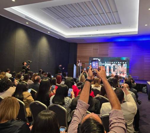 <i>El momento esperado llegó y todos tomaron sus celulares para captarlo. Develamos las marcas TOM para El Salvador. FOTO E&amp;N</i>