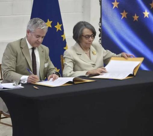 <i>El acuerdo, denominado 'Alianzas con el sector privado UE-Honduras para inversiones sostenibles', fue firmado por la canciller hondureña, Mireya Agüero, y el embajador de la UE en Tegucigalpa, Gonzalo Fournier. Foto de cortesía</i>
