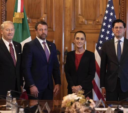 Presidenta de México, Claudia Sheinbaum, el canciller mexicano, Roberto Velasco (d), el secretario del Departamento de Seguridad Interior de Estados Unidos, Markwayne Mullin (2-i), y el embajador de Estados Unidos en México, Ronald Johnson. (EFE/Presidencia de México)