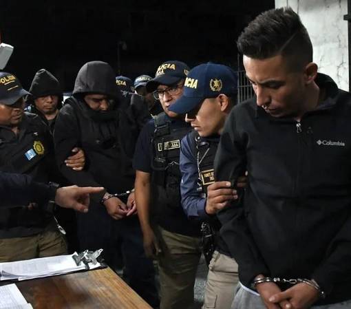 <i>Agentes de la Policía Nacional Civil (PNC) son capturados el 23 de octubre de 2026 luego de ser acusados de colocar un arma de fuego a los hermanos Choc Toz para vincularlos en el asesinato del abogado Juan Francisco Solórzano Foppa, ocurrido el pasado 17 de octubre, en la Torre de Tribunales en Ciudad de Guatemala (Guatemala). EFE/ Alex Cruz</i>
