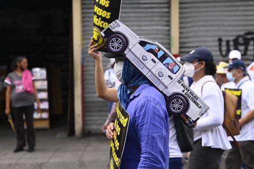 Salvadoreños conmemoran Independencia entre desfiles y protestas