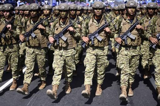 Salvadoreños conmemoran Independencia entre desfiles y protestas
