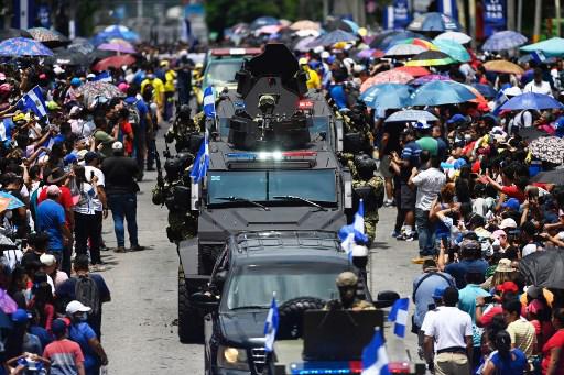 Salvadoreños conmemoran Independencia entre desfiles y protestas