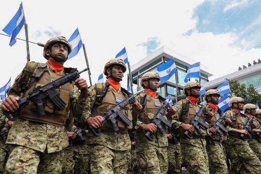 Salvadoreños conmemoran Independencia entre desfiles y protestas