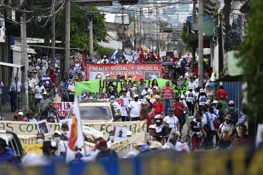 Salvadoreños conmemoran Independencia entre desfiles y protestas